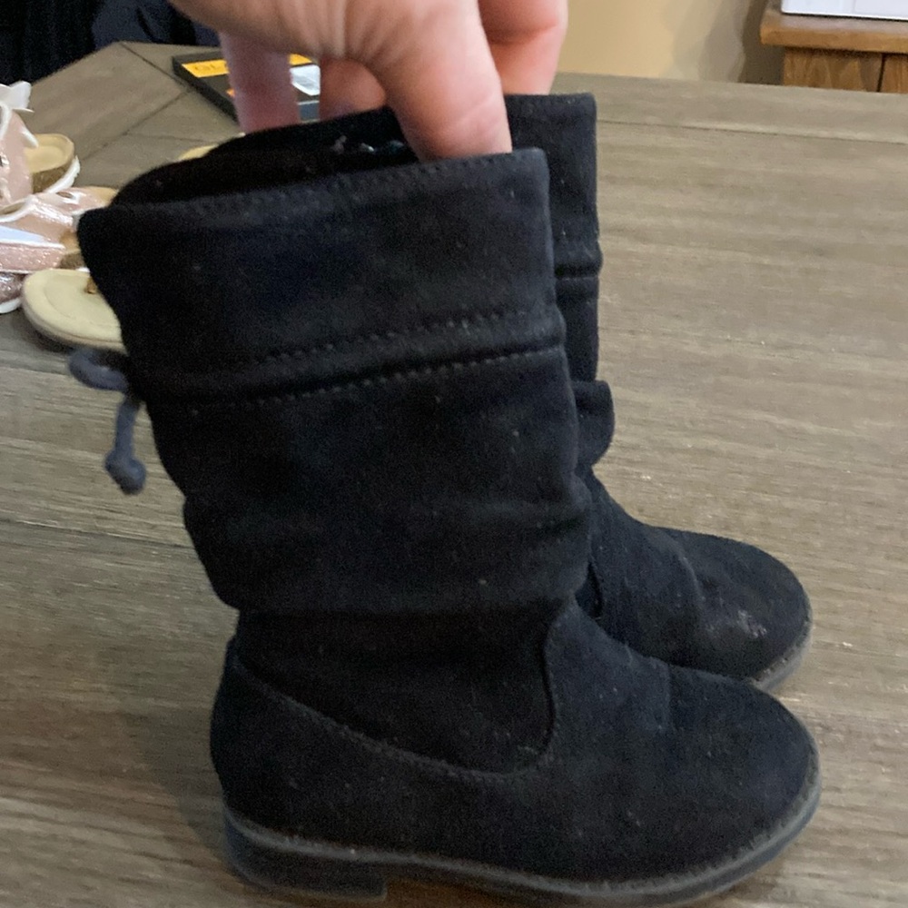 Soft black boots with bow accent